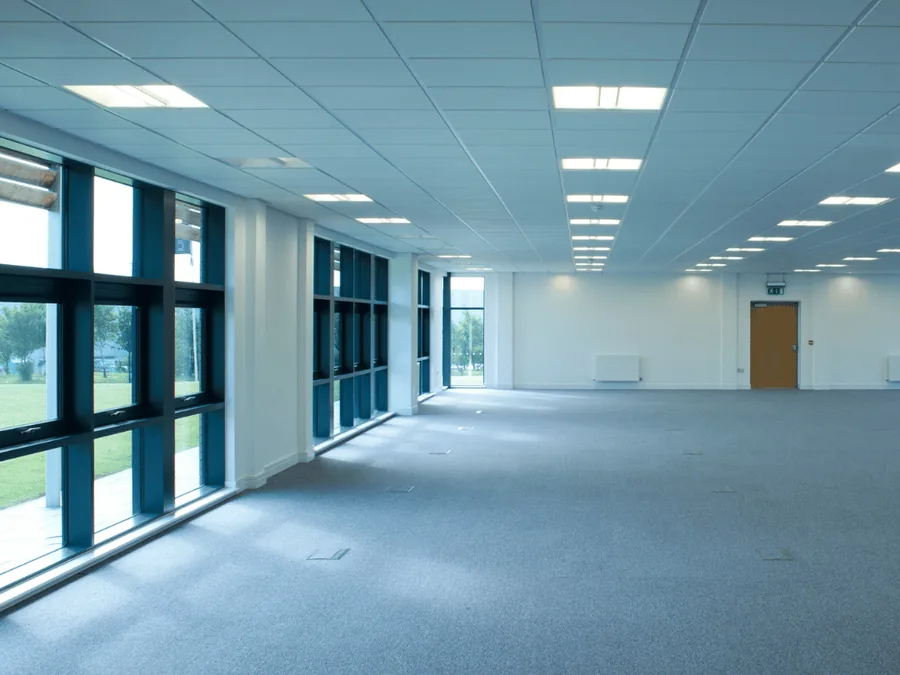 Bedrijfsontruiming Gelderland: leeg kantoor met systeemplafond, klaar voor oplevering Bedrijfsontruiming Gelderland: leeg kantoor met systeemplafond, klaar voor oplevering