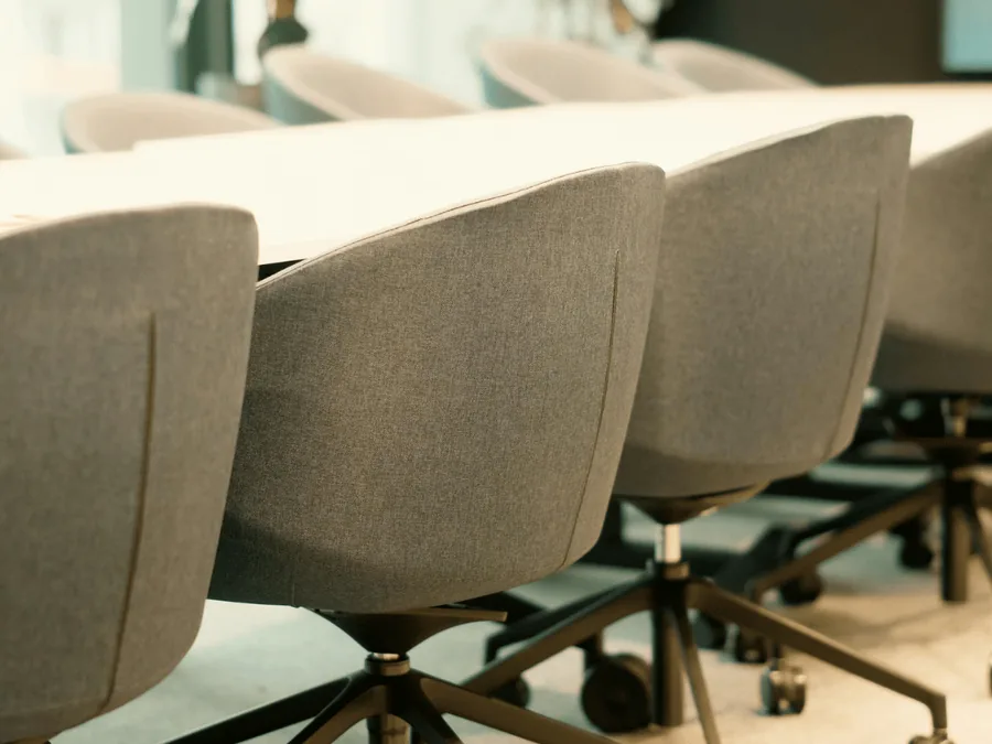 Bedrijfsontruiming: kantoorstoelen en vergadertafel die worden afgevoerd of hergebruikt