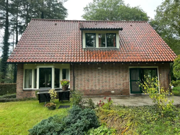 Dakreiniging Apeldoorn: schoon pannendak na het ontmossen met softwash