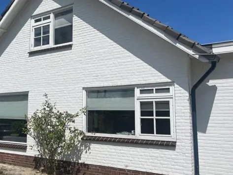 Gevelreiniging Apeldoorn: witte gevel van een woning na de reiniging