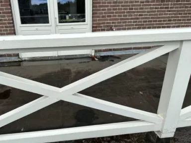 Houtwerk reinigen in Apeldoorn: wit houten hekwerk na een milde reiniging Houtwerk reinigen in Apeldoorn: wit houten hekwerk na een milde reiniging