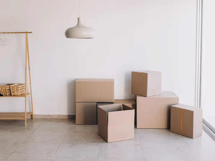 Huis bezemschoon opleveren: de laatste dozen gaan de deur uit, daarna wordt geveegd Huis bezemschoon opleveren: de laatste dozen gaan de deur uit, daarna wordt geveegd