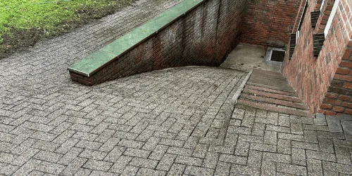 Huis leeghalen en schoonmaken: ook de bestrating rond het huis weer schoon