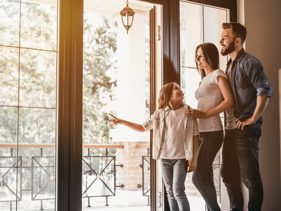 Huis leeghalen voor verkoop: nieuwe bewoners staan in de deuropening van hun lege huis Huis leeghalen voor verkoop: nieuwe bewoners staan in de deuropening van hun lege huis