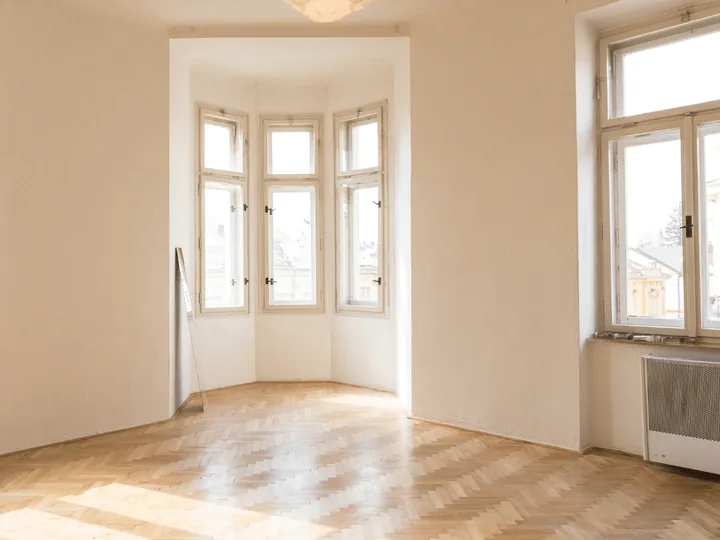 Huisontruiming Arnhem: lege, lichte kamer met parketvloer na de oplevering