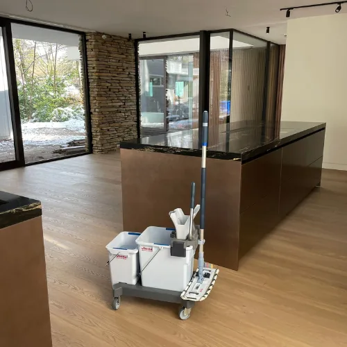 Huisontruiming Twello: schoonmaakkar in een lege woning, klaar voor de laatste ronde