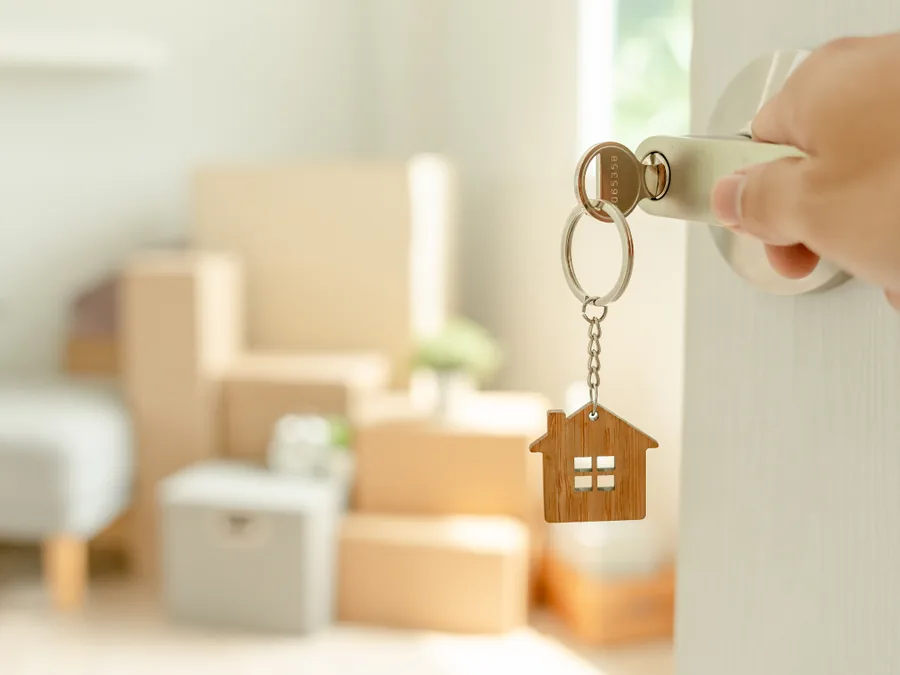 Huurwoning opleveren na overlijden: de sleutel wordt overhandigd tussen de verhuisdozen Huurwoning opleveren na overlijden: de sleutel wordt overhandigd tussen de verhuisdozen