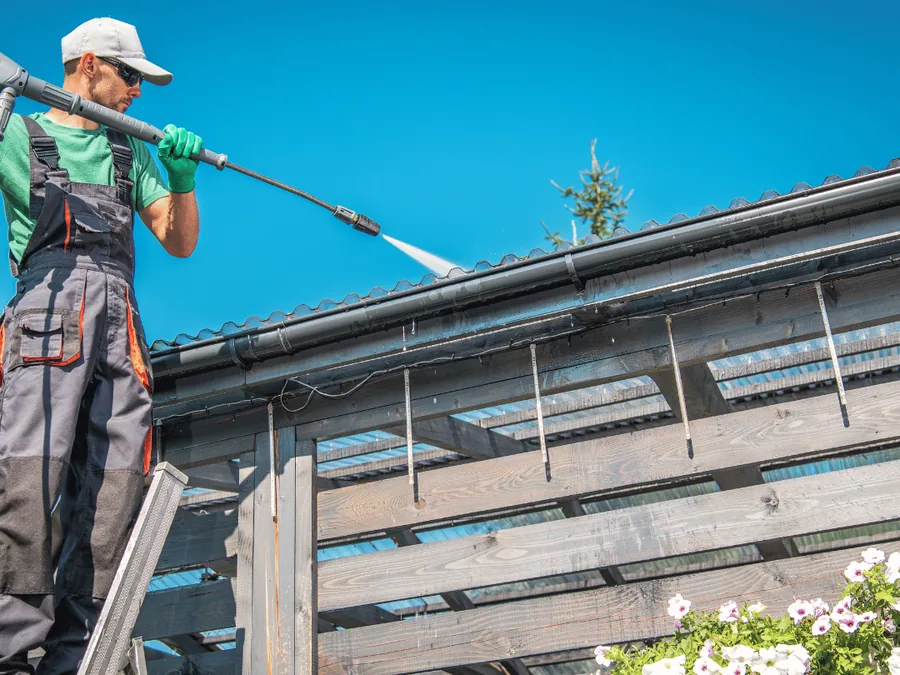 Reinigingsdiensten van Hezeman Cleaning Service: medewerker reinigt een woning met softwash Reinigingsdiensten van Hezeman Cleaning Service: medewerker reinigt een woning met softwash