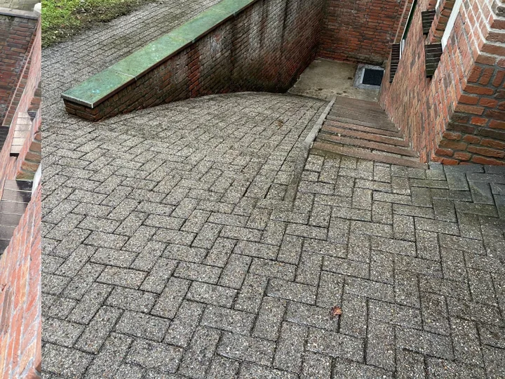 Terras reinigen in Apeldoorn: schone klinkers en trap na het verwijderen van groene aanslag Terras reinigen in Apeldoorn: schone klinkers en trap na het verwijderen van groene aanslag