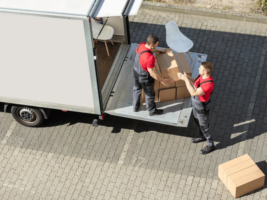 Woningontruiming Brummen: dozen en meubels worden uit een bestelwagen gehaald