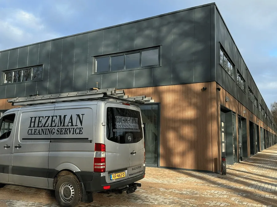 Woningontruiming Hattem: de bus van Hezeman Cleaning Service voor een modern pand