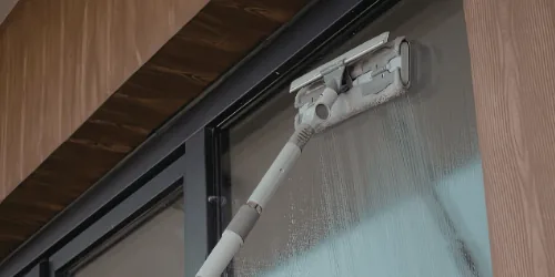 Woningontruiming Hattem met glasbewassing: ramen worden gewassen met een waterborstel