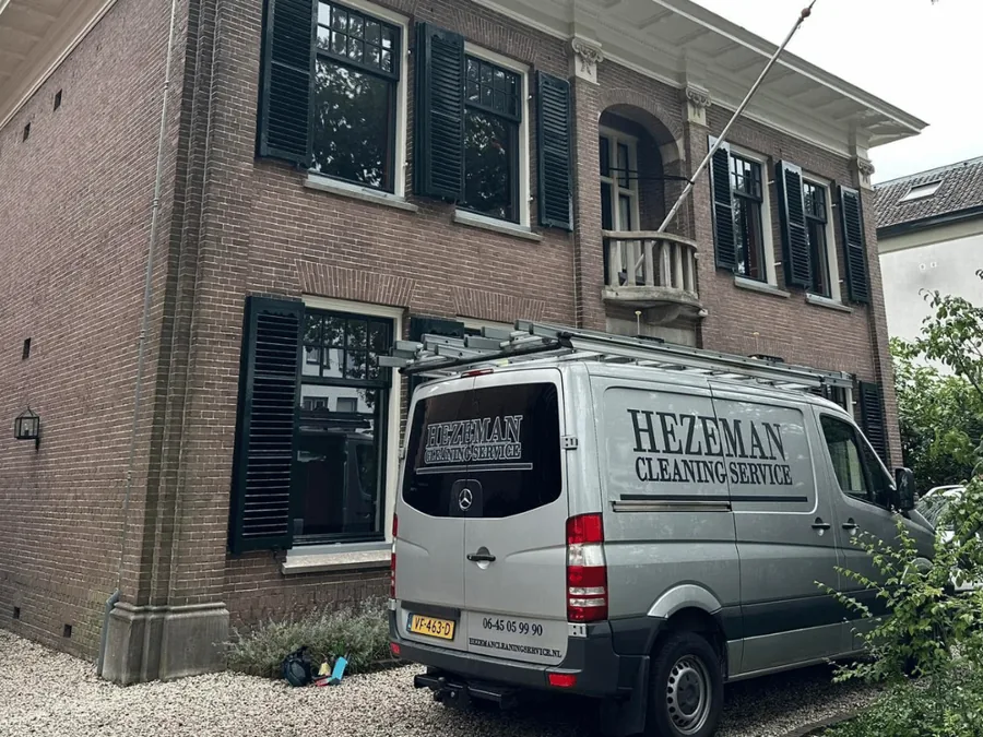 Woningontruiming Heerde: de bus van Hezeman voor een vrijstaande bakstenen woning Woningontruiming Heerde: de bus van Hezeman voor een vrijstaande bakstenen woning