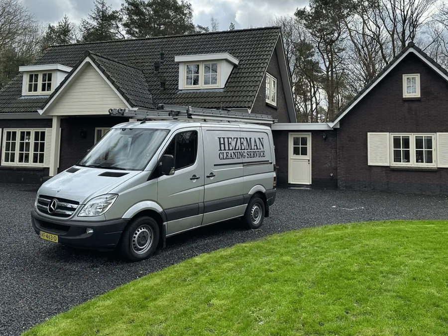Woningontruiming Vaassen: de bus van Hezeman bij een woning aan de rand van de Veluwe Woningontruiming Vaassen: de bus van Hezeman bij een woning aan de rand van de Veluwe