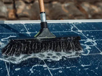 Zonnepanelen reinigen in Apeldoorn: vuil en aanslag worden met een zachte borstel en water verwijderd Zonnepanelen reinigen in Apeldoorn: vuil en aanslag worden met een zachte borstel en water verwijderd