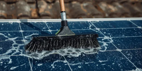 Zonnepanelen reinigen: vuil en aanslag voorzichtig verwijderd Zonnepanelen reinigen: vuil en aanslag voorzichtig verwijderd